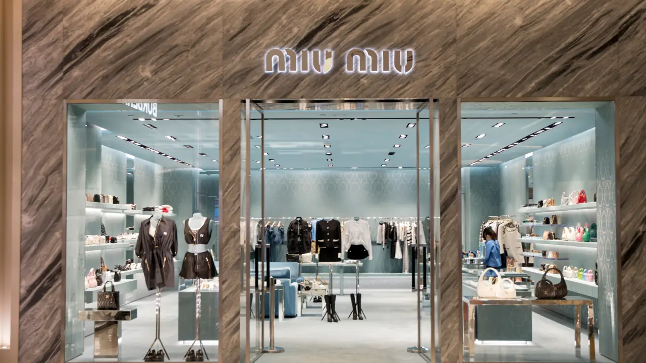 Miu Miu transforma a roupa do dia a dia em objeto de luxo