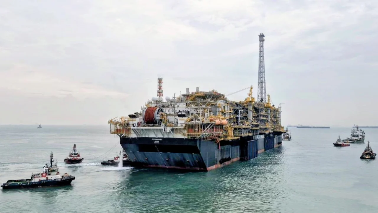 Plataforma P-80 da Petrobras no pré-sal em matéria sobre o potencial de alta das ações PETR4 segundo o Itaú BBA.