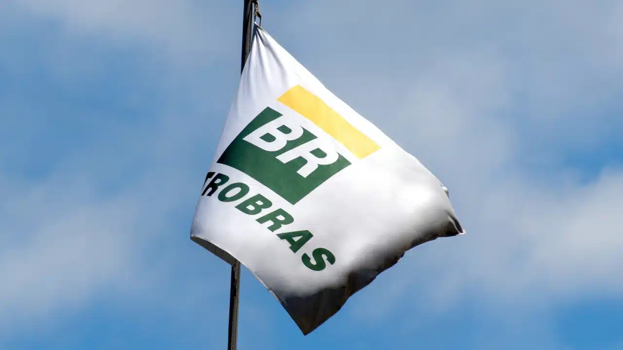 Bandeira da Petrobras tremula em mastro