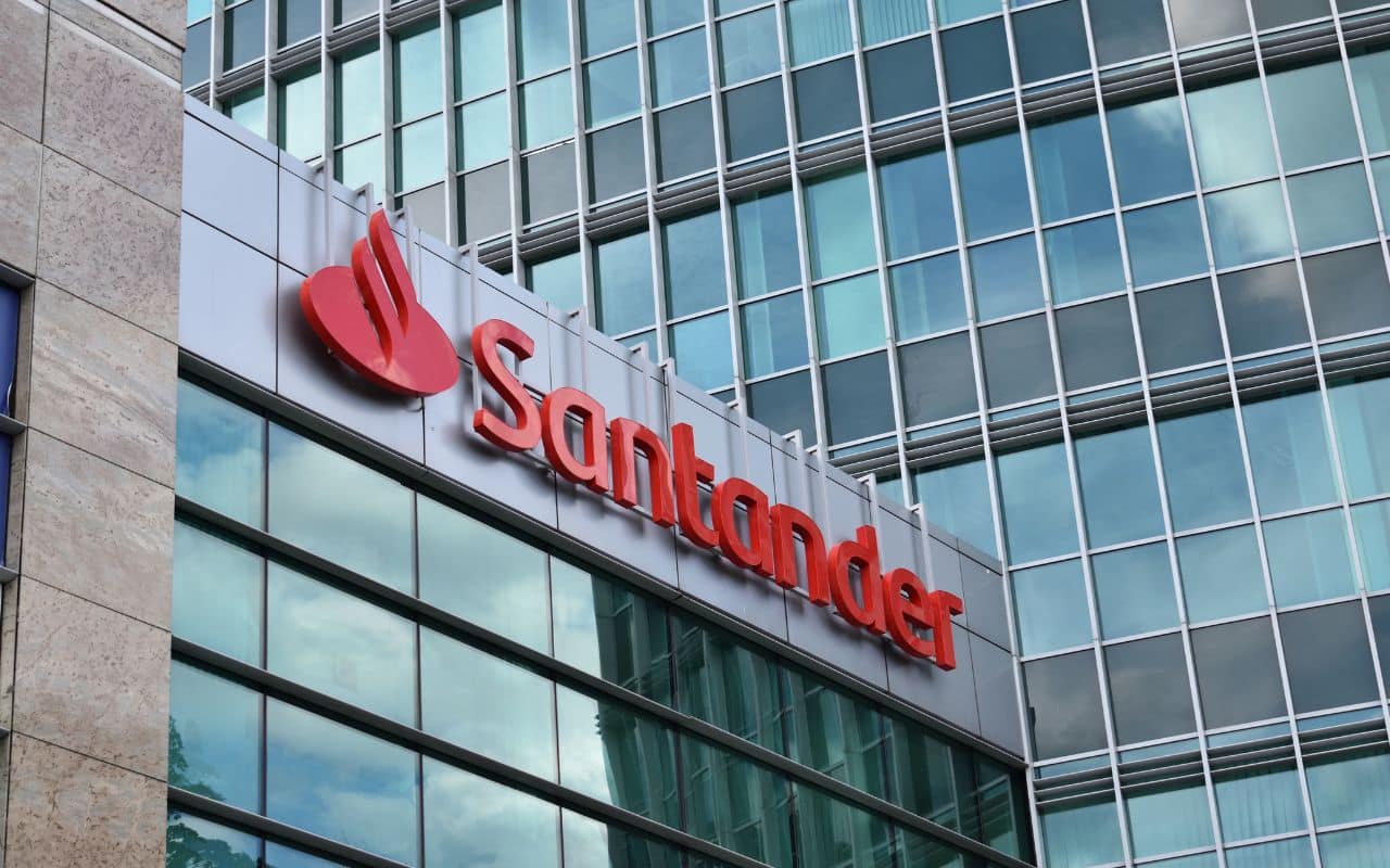 Santander tem queda de 28% no lucro líquido do 3T26
