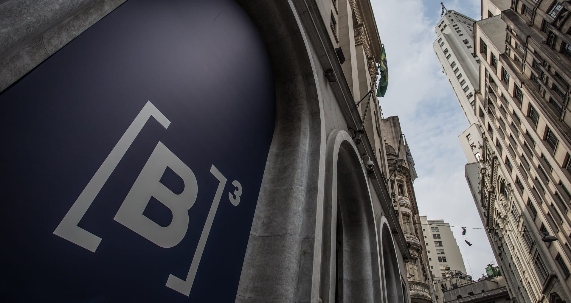 Bolsa fecha com queda de 0,56%; dólar avança a R$ 5,75