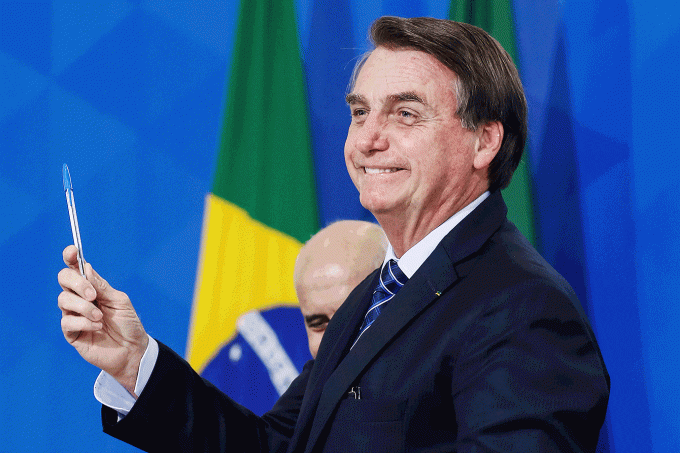 Bolsonaro aprova aumento de 1.400% no número de vagas em concursos públicos