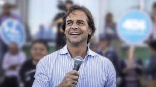 Bolsonaro vai à posse de novo presidente conservador do Uruguai