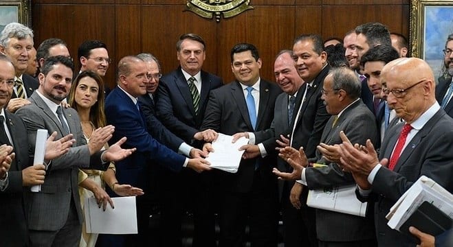 Em meio à crise, governo anuncia pacote de reformas
