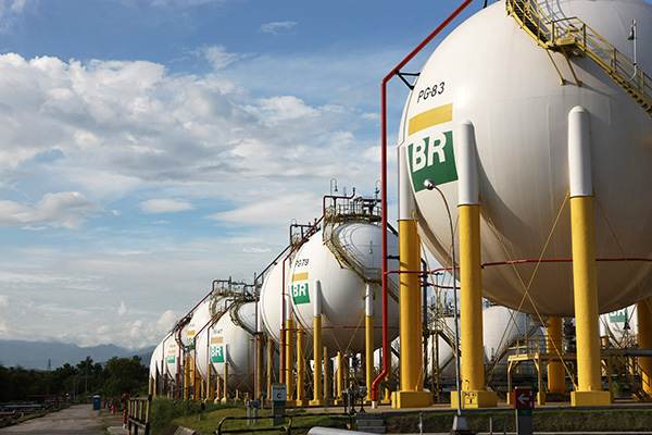 Petrobras (PETR4): refinaria no RJ tem produção recorde de asfalto; alta de 120,8%