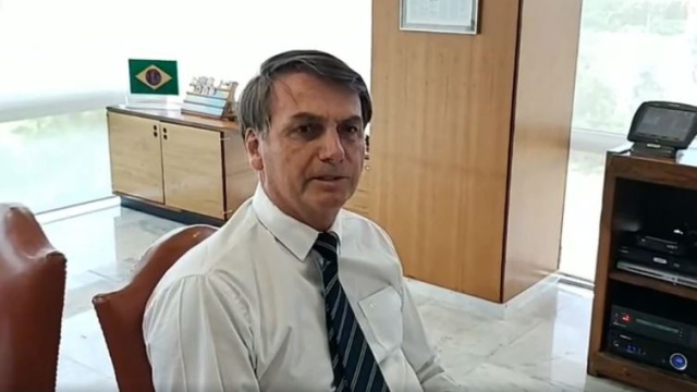Bolsonaro fala de burocracia no Brasil e compara com hospital feito em 10 dias na China