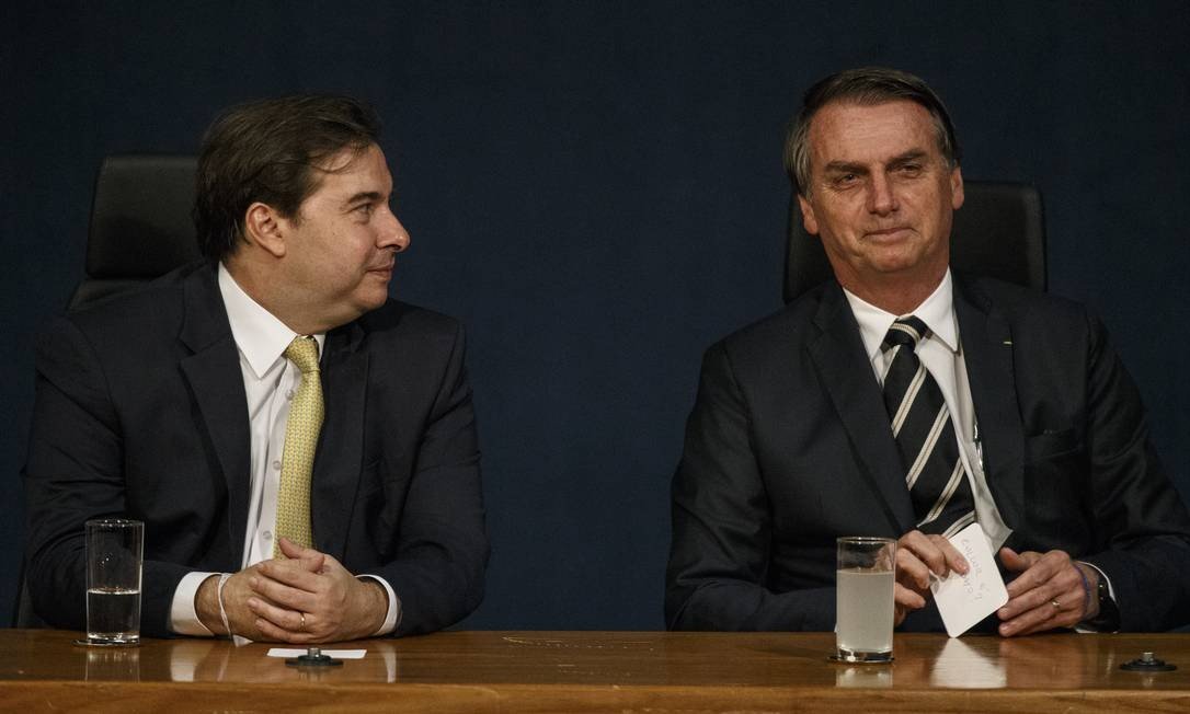 Bolsonaro pedirá a Maia para acelerar lei que libera venda direta de etanol