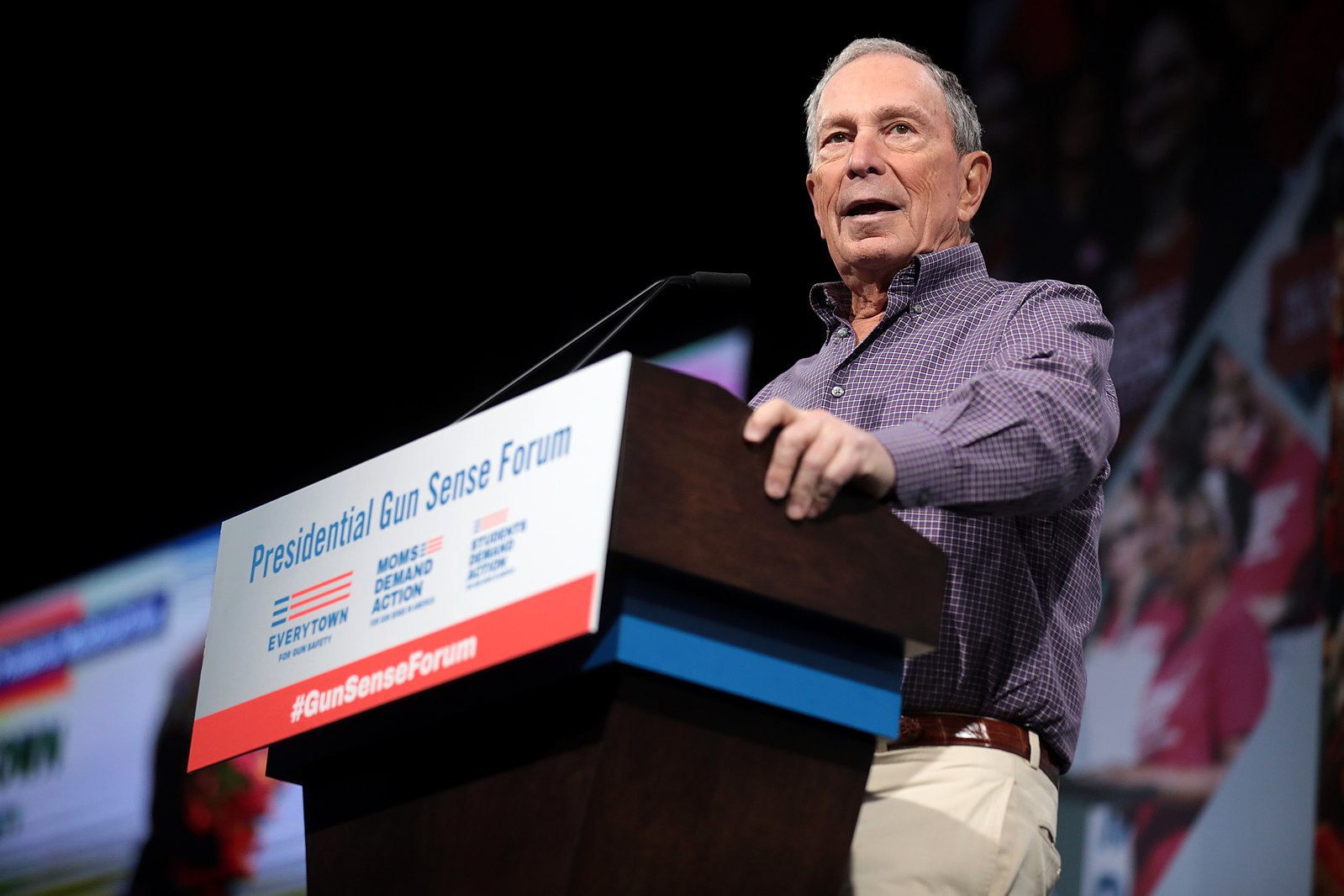 Eleições nos EUA: pré-candidatos democratas à Presidência miram críticas a Bloomberg