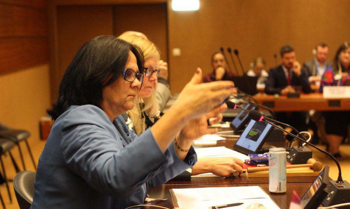 Brasil quer mais mulheres atuando na política, diz Damares