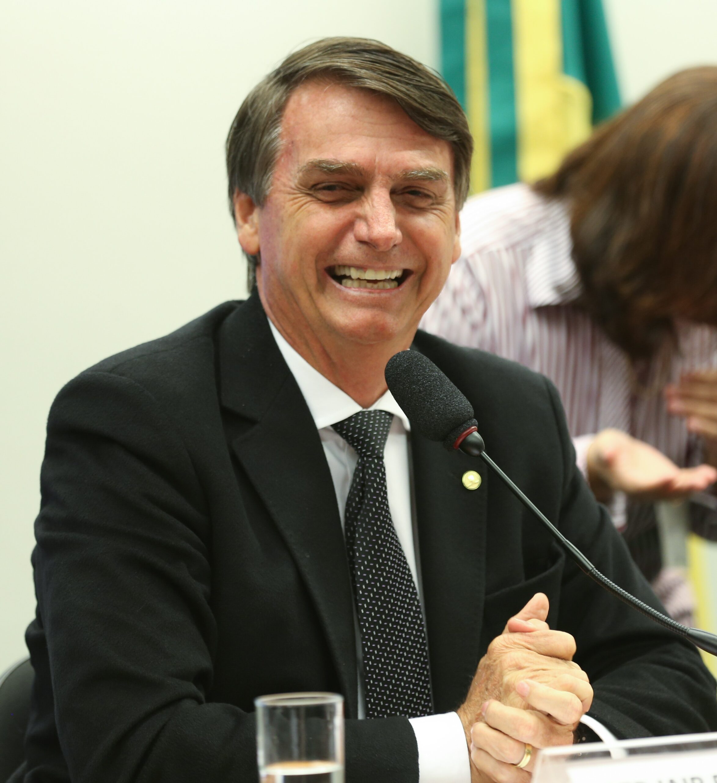 Bolsonaro assina reformas administrativas e servidor pode se filiar