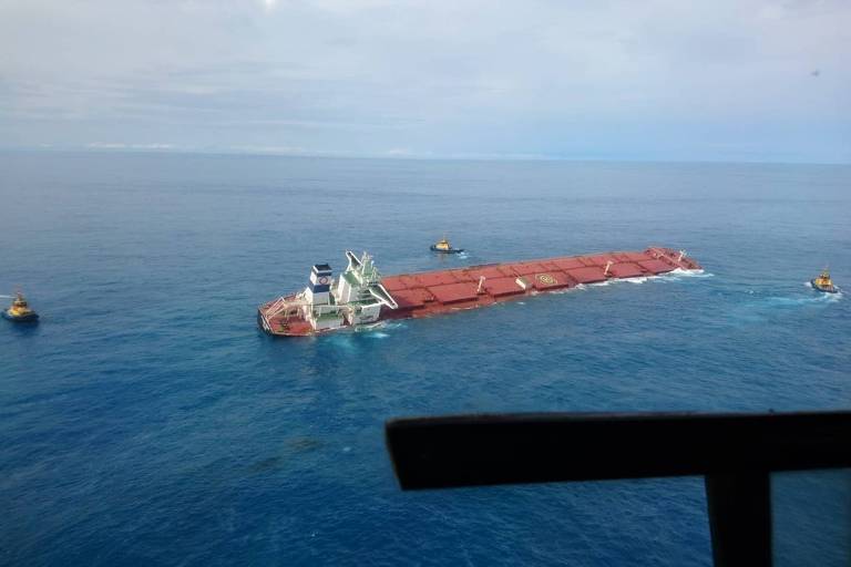 Vazamento em navio com carga da Vale (VALE3) é investigado pela Marinha