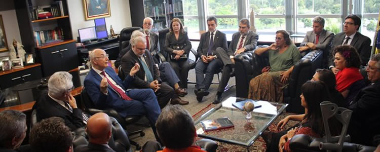 TRT-PR suspende demissões de trabalhadores de fábrica no Paraná, uma das reivindicações dos petroleiros em greve