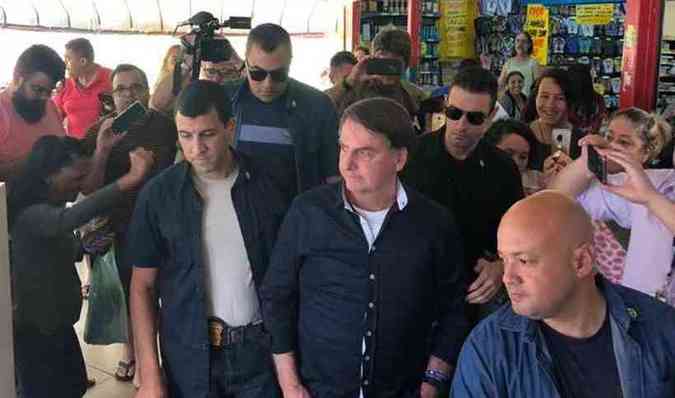 Postagens de Bolsonaro visitando comércios em Brasília são apagadas do Twitter