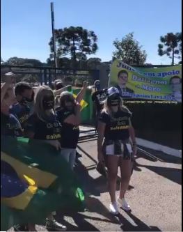 Policiais separam grupos contra e a favor de Moro em frente à sede da PF