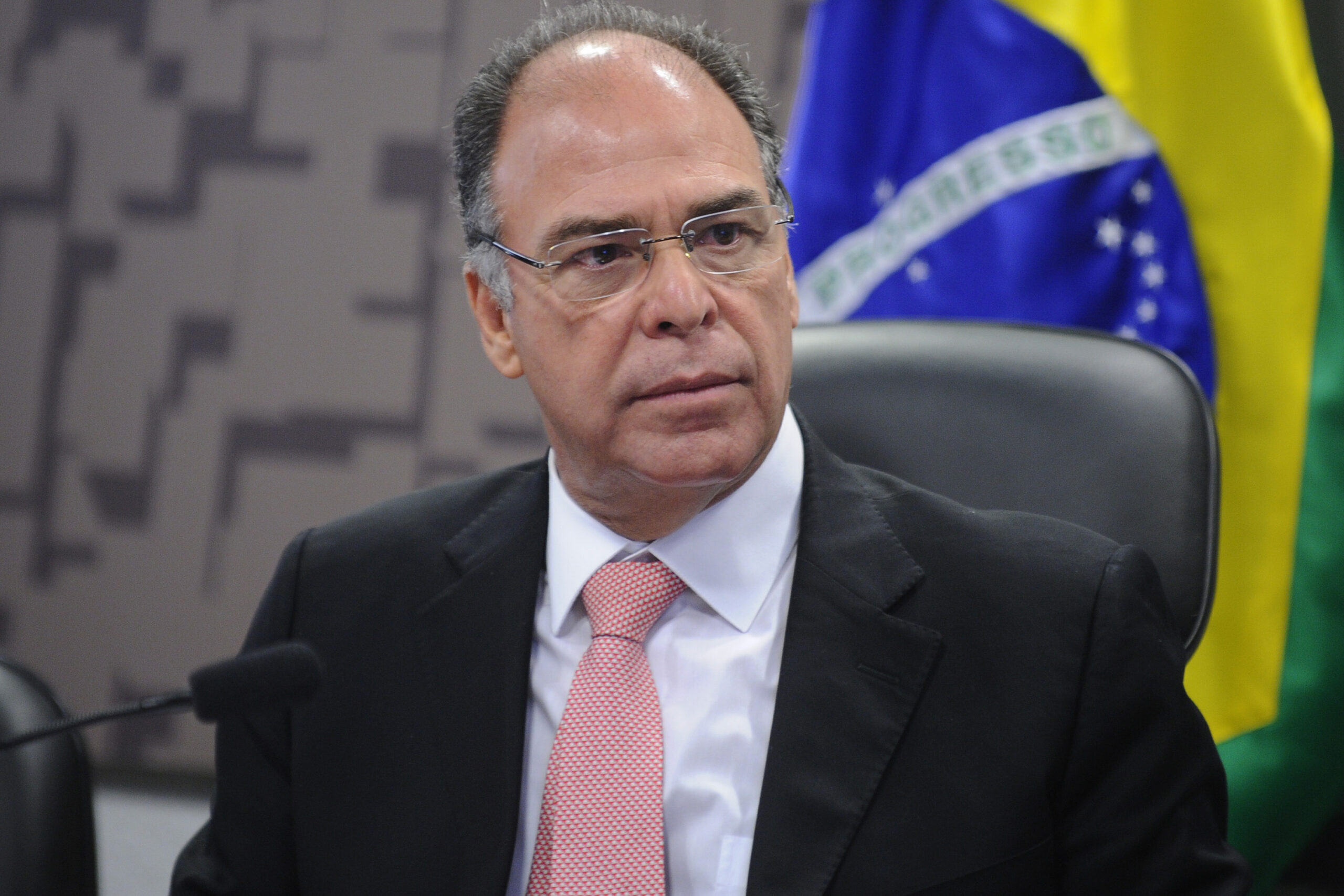 Projeto de teto para juros do cartão é adiado; ações sobem