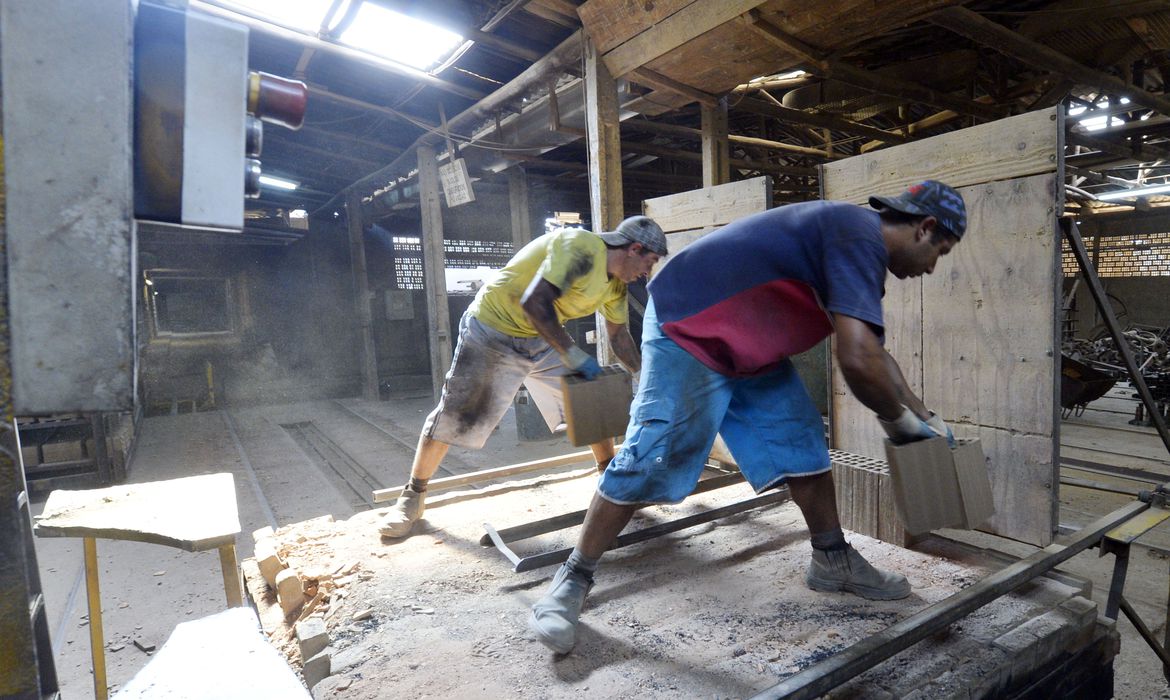 Desemprego sobe para 12,6% e 12,8 milhões estão sem trabalho