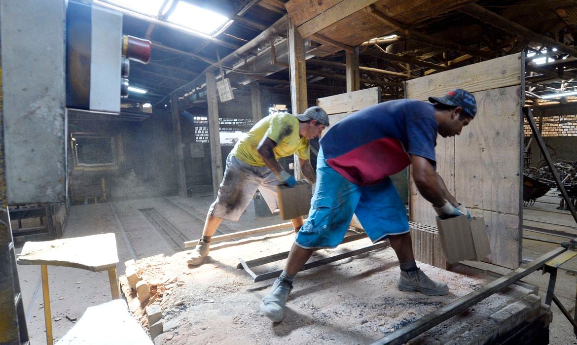 Desemprego sobe para 12,6% e 12,8 milhões estão sem trabalho