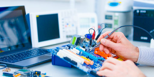 Produção de eletroeletrônicos cai 30,3% em abril, informa Abinee