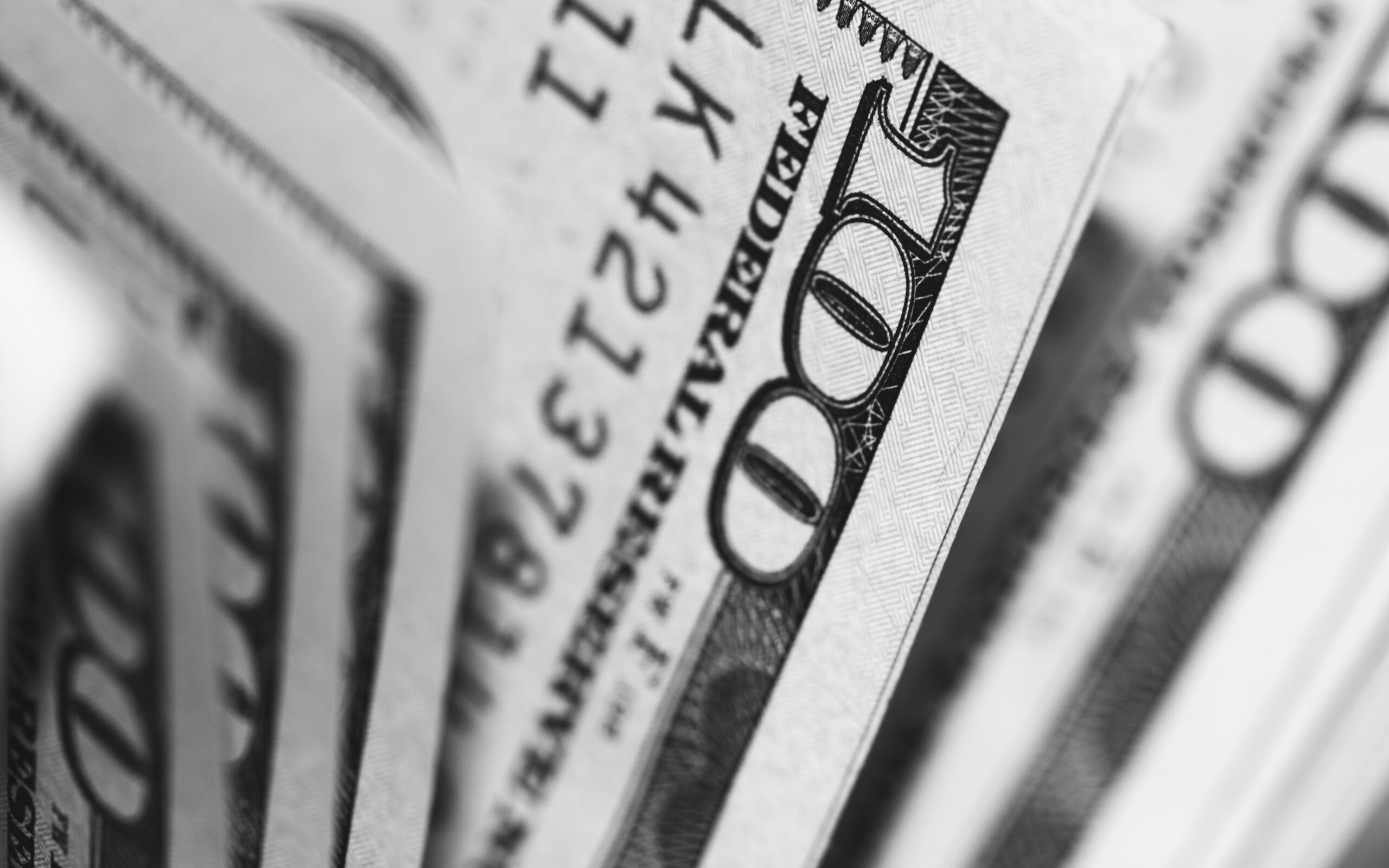 Dólar mantém trajetória de queda e fecha cotado a R$ 4,85