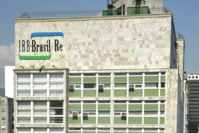 IRB (IRBR3) reverte lucro em prejuízo de R$ 685 mi; ações caem