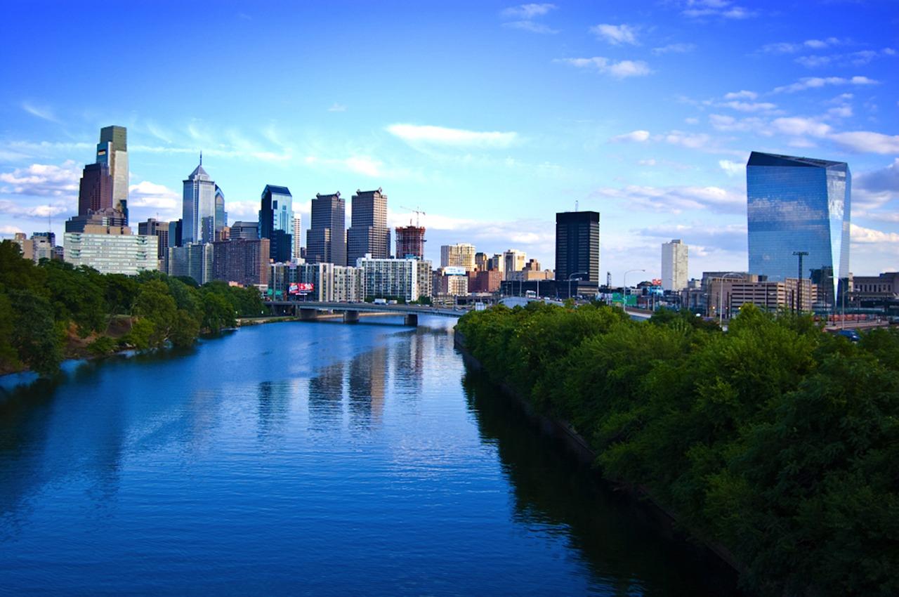 EUA: A atividade industrial na Filadélfia teve expansão em menor escala neste mês. Imagem mostra vista panorâmica da cidade com prédios e um rio