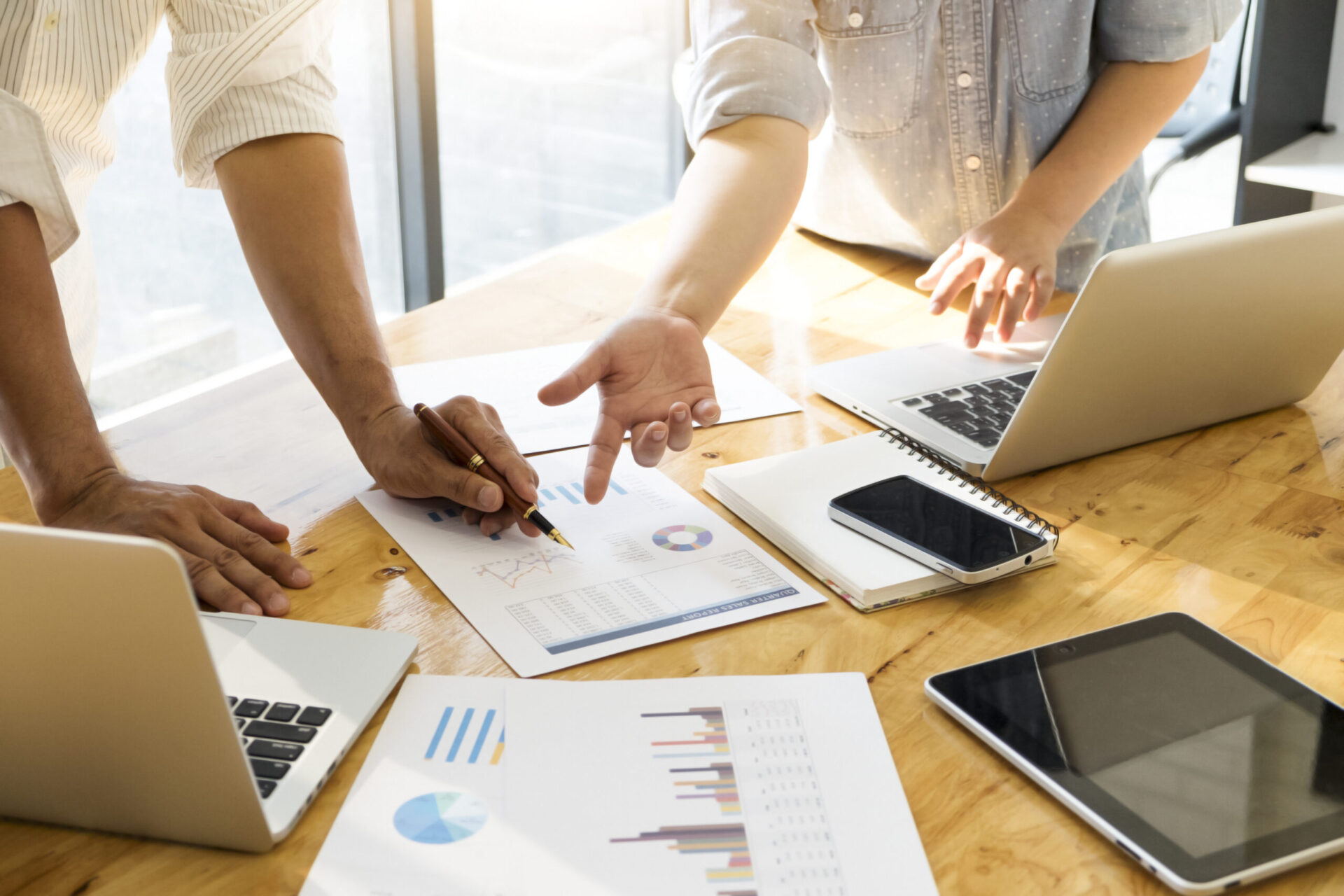 Entenda a importância de analisar os dados de uma empresa na hora de comprar uma ação