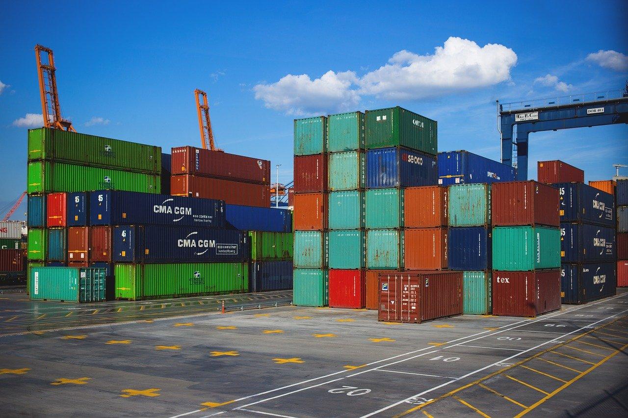 Containers empilhados no porto