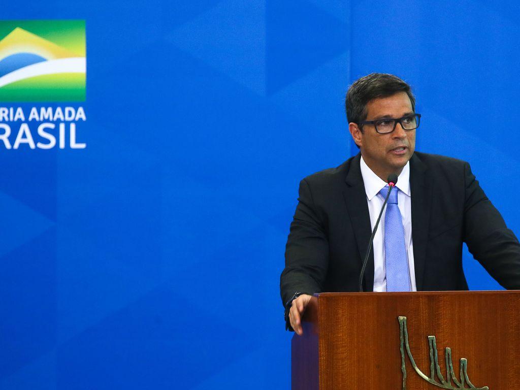Imagem mostra o presidente do BC, Roberto Campos Neto, em discurso.
