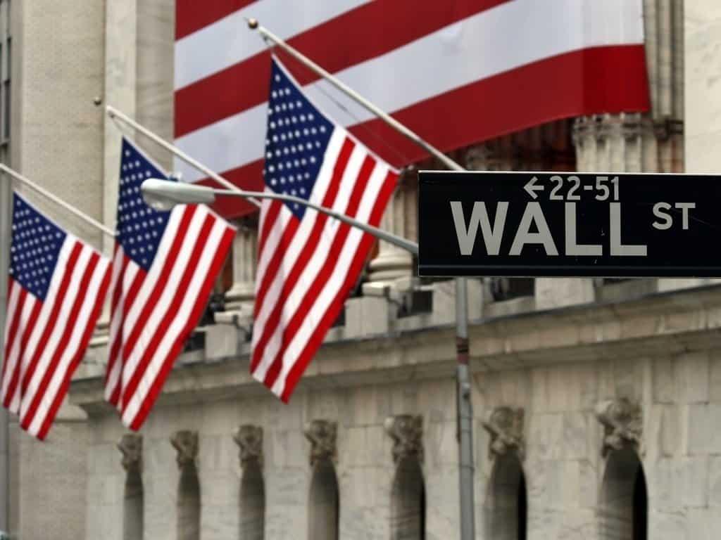 Imagem mostra fachada de edifício de Wall Street.