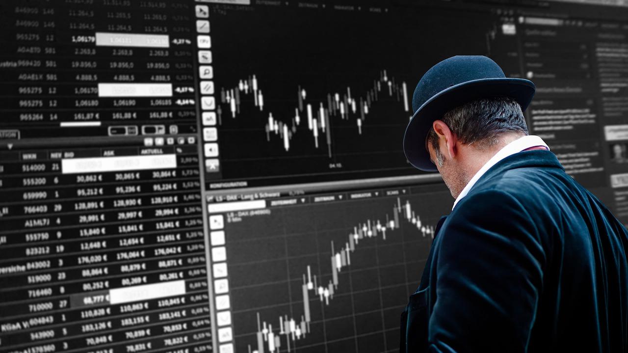 Imagem mostra investidor olhando os mercados pelos gráficos.