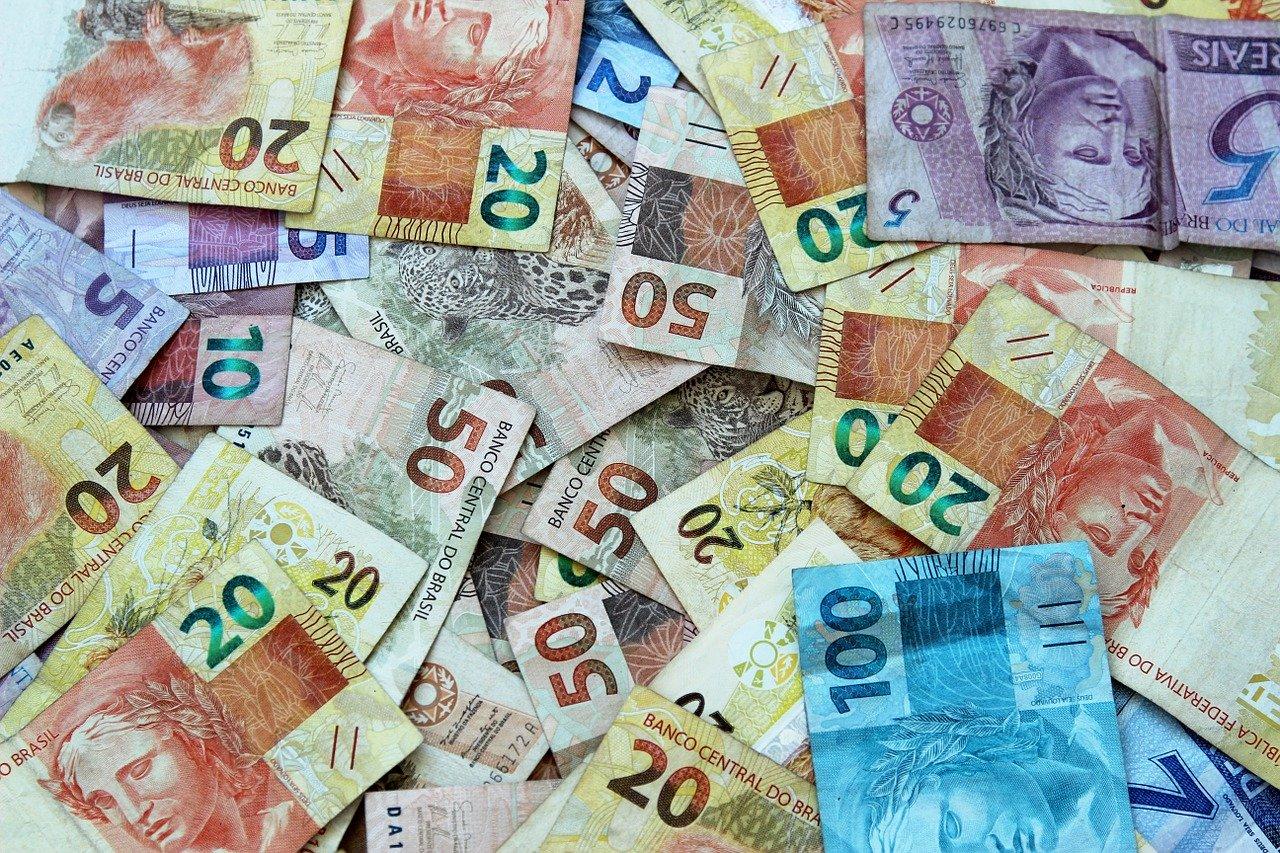 Cédulas de reais. Governo anunciou LDO com previsão de déficit fiscal