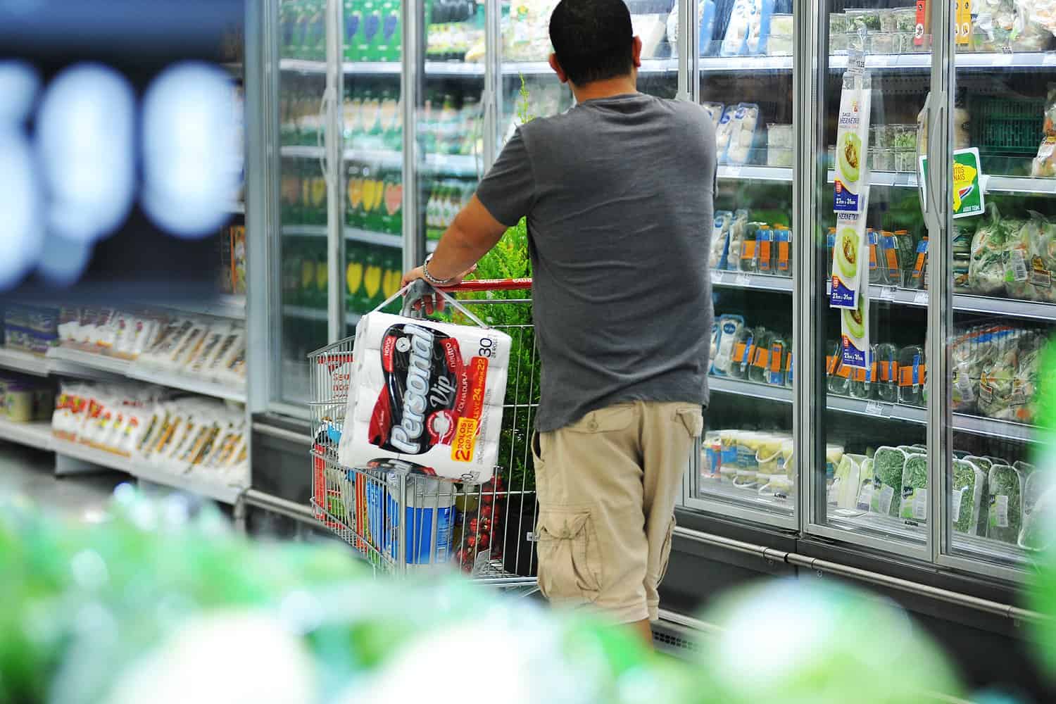 Confiança dos consumidores recua 1,4 ponto em janeiro e inicia 2022 em queda, diz FGV