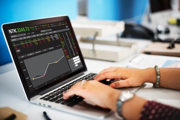 Bolsa de valores vira e opera em alta, acompanhando Nova York