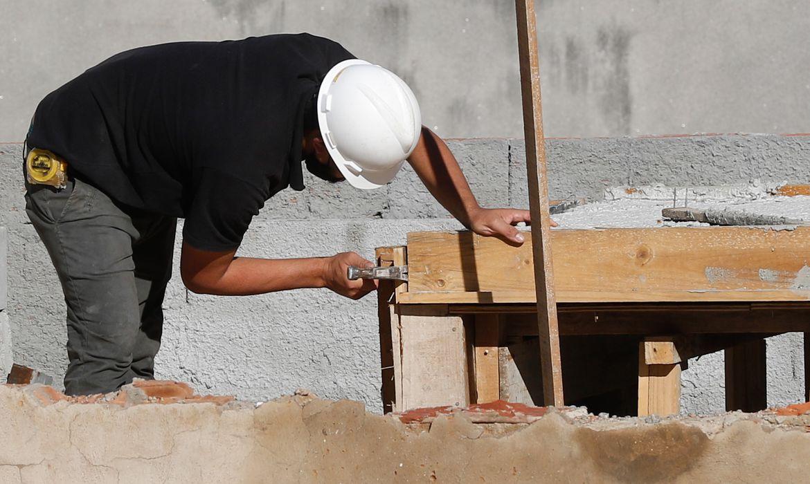Sondagem da indústria da construção: cresce emprego e otimismo com o setor