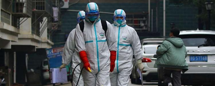 Enfermeiros usando roupas similares a de astronauta no início da pandemia de covid-19