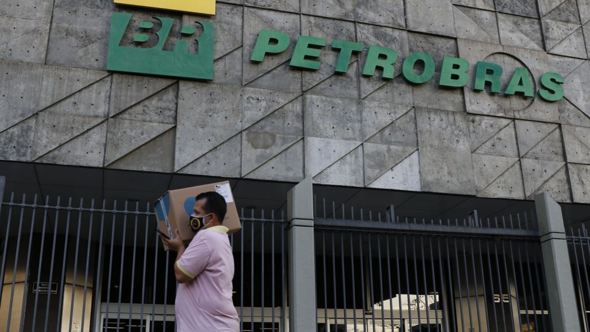 CVM | Petrobras (PETR4) informa sobre títulos, e Dexco (DXCO3) inaugura fábrica