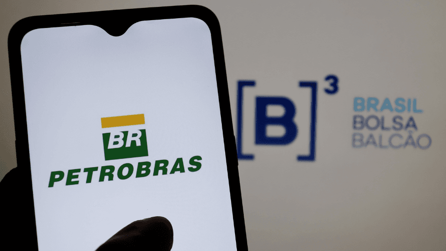 Imagem mostra celular com app da Petrobras e painel da B3 de fundo
