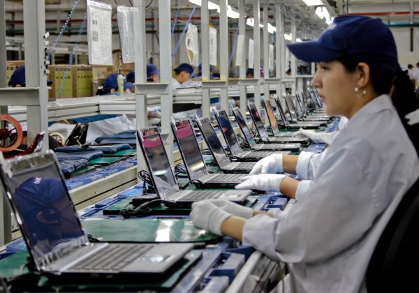 PMI: Expansão da indústria do Brasil perde força em abril