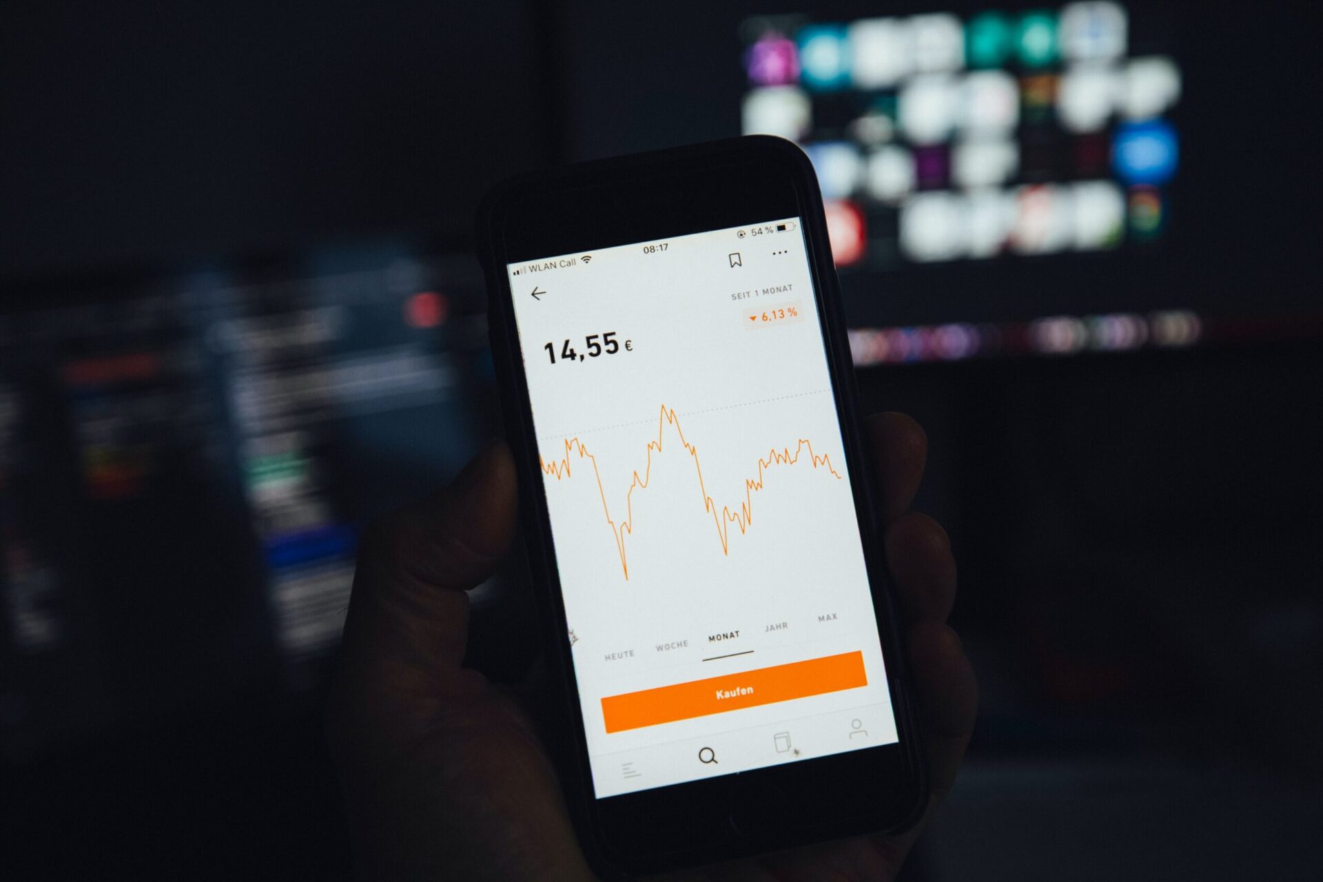 Ibovespa avança 1,18% e encosta nos 112 mil pontos