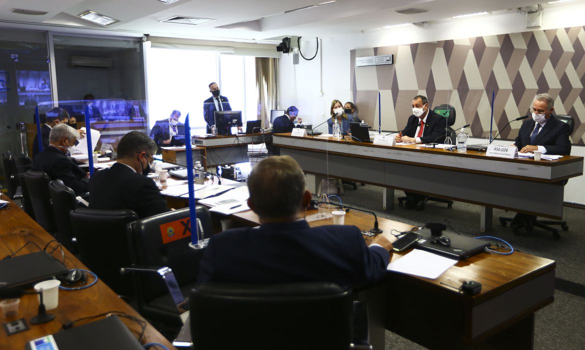 Secretária defende cloroquina e diz que não recebeu ordem para indicar remédio