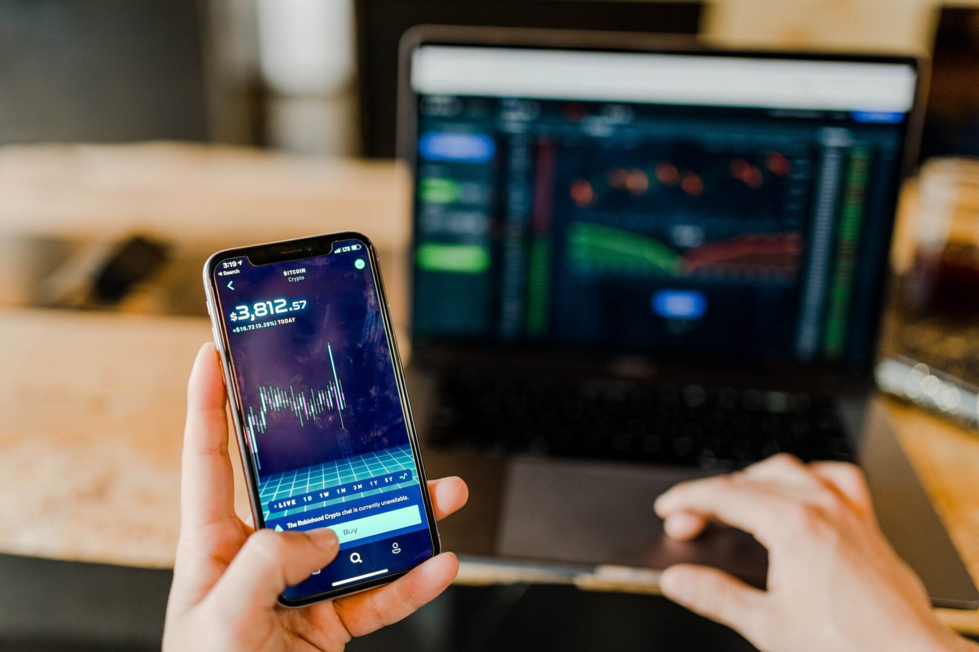 Bolsa de valores amplia alta perto do fechamento, acompanhando Nova York