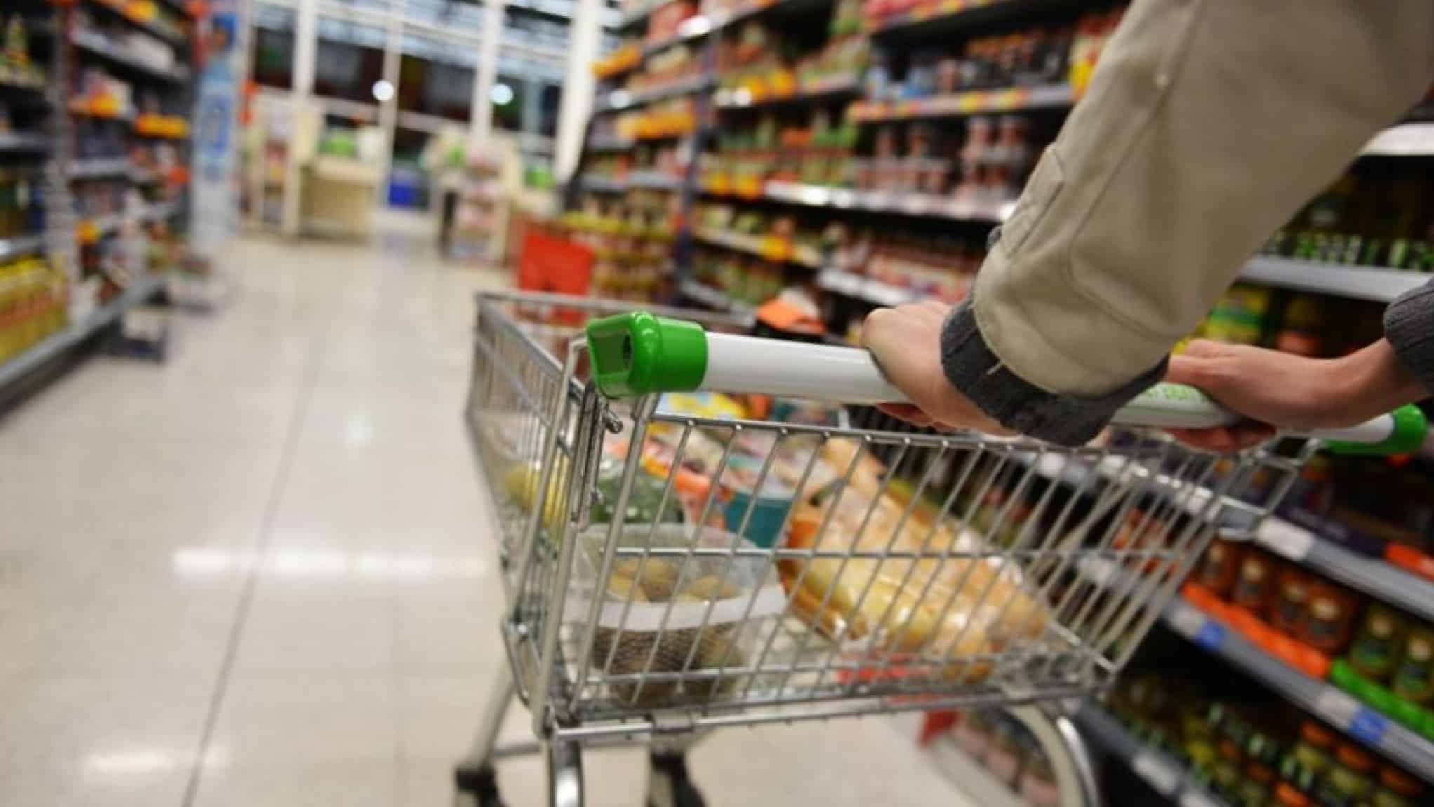 Índice de confiança do consumidor cai no mundo, diz Conference Board