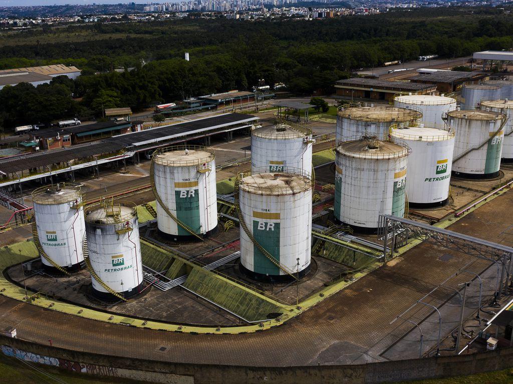 Imagem mostra tanques de óleo da Petrobras.