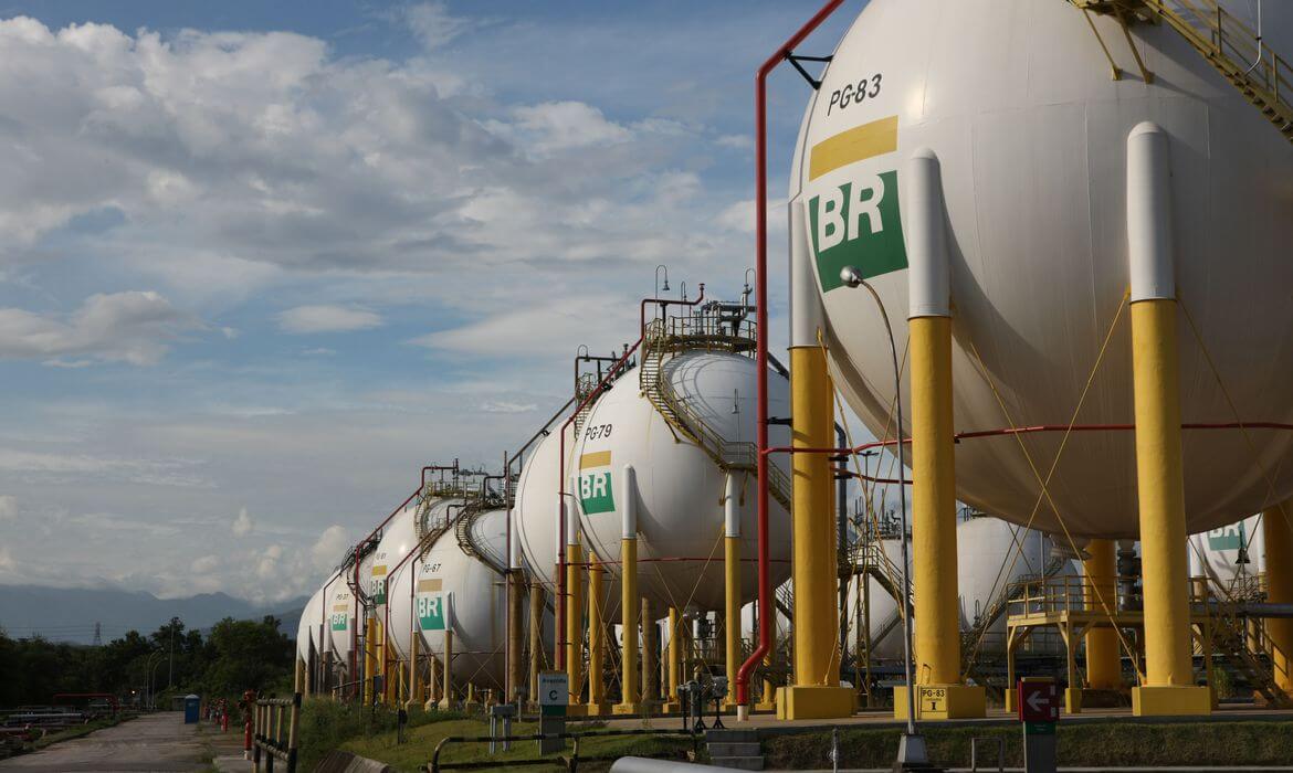 Petrobras (PETR3; PETR4): produção de petróleo cai 2,6% em fevereiro