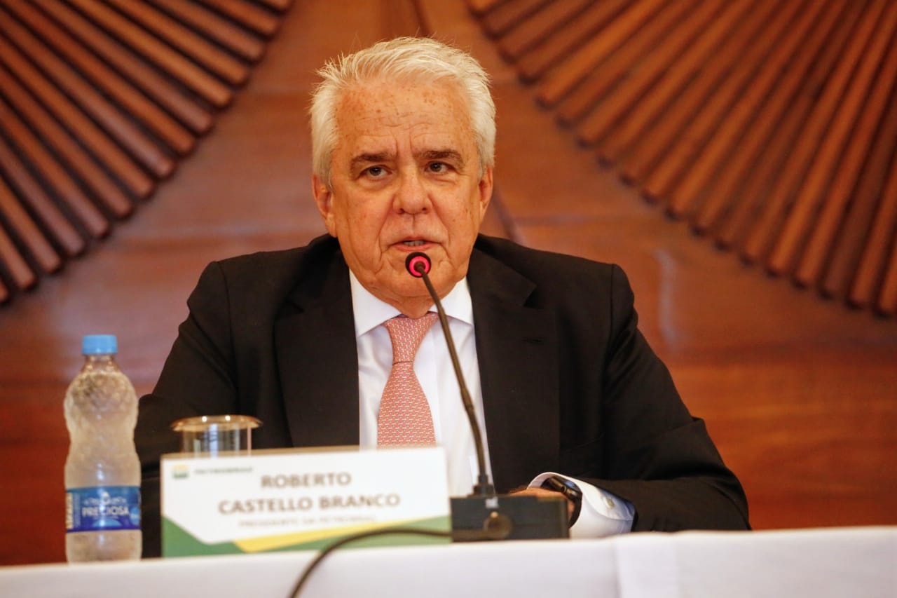 Castello Branco diz que Petrobras (PETR3) vende refinarias neste ano