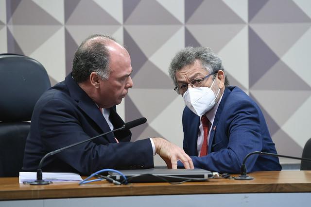Imagem mostra senador Fernando Bezerra em coletiva. Foto: Agência Brasil.