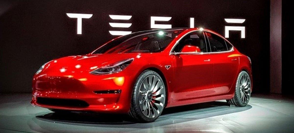 Carro e logomarca da Tesla