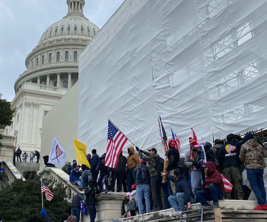 Apoiadores de Trump invadem Congresso em protesto contra vitória de Biden