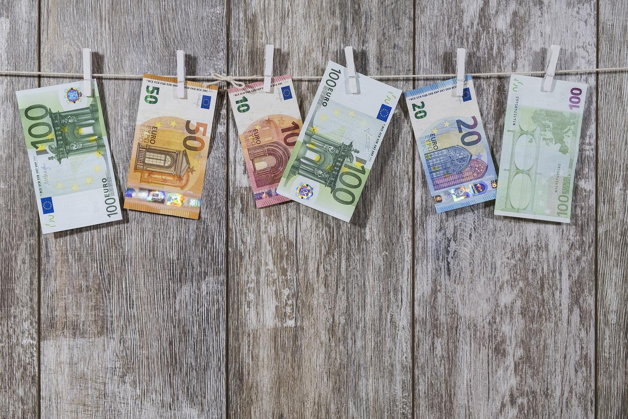 Imagem mostra notas de Euro penduradas.