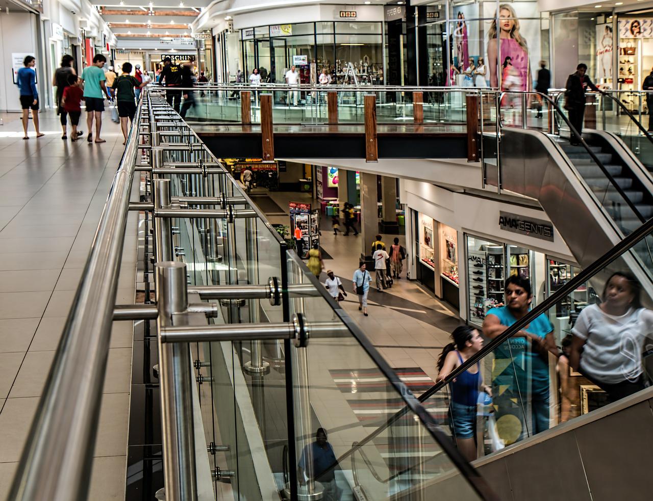 Confiança dos consumidores cai 3,3 pontos em novembro, aponta FGV
